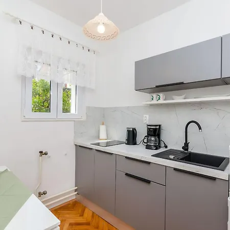 Jakov アパート イェルサ